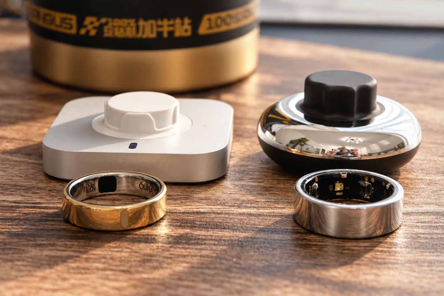 Кольца и зарядные станции к ним. На зарядке Oura Ring есть светодиод, при зарядке кольца Сбера предлагается контролировать процесс с помощью лампочки в самом кольце