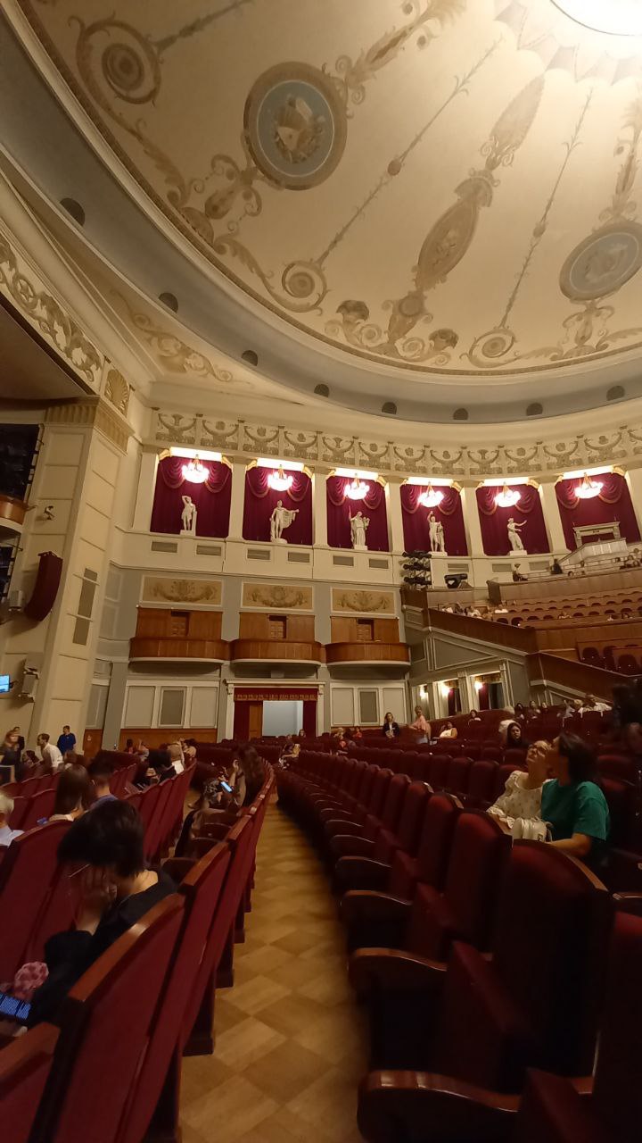 Пространство между колоннами верхней галереи заполняют 16 античных статуй