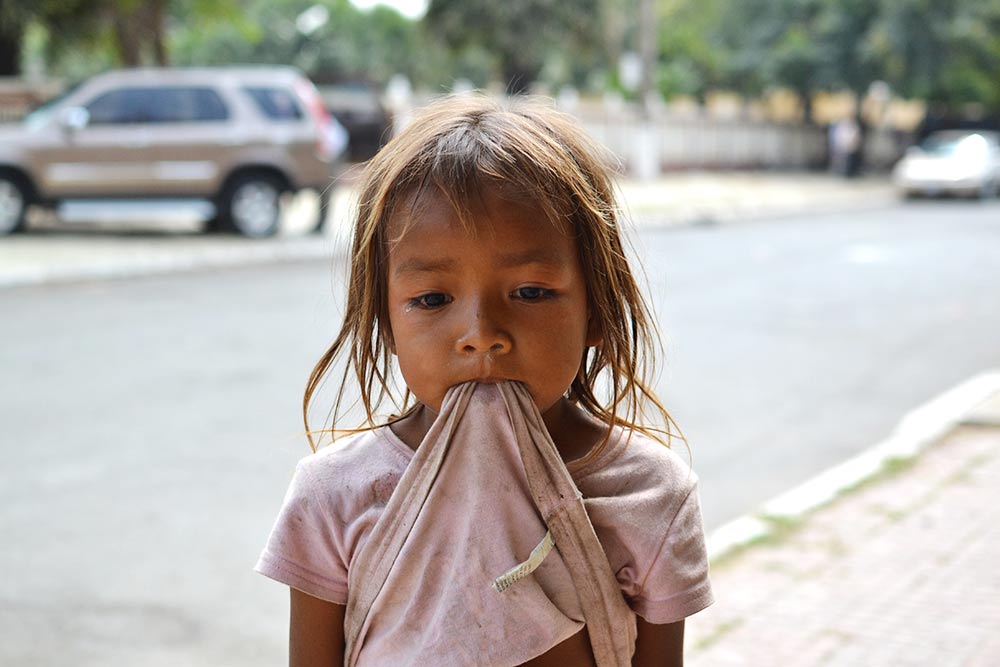 В Ангкоре на каждом шагу продают сувениры за 1 $, но администрация не рекомендует покупать их у детей. Считается, что из⁠-⁠за этого дети не посещают школу: родители отправляют их зарабатывать