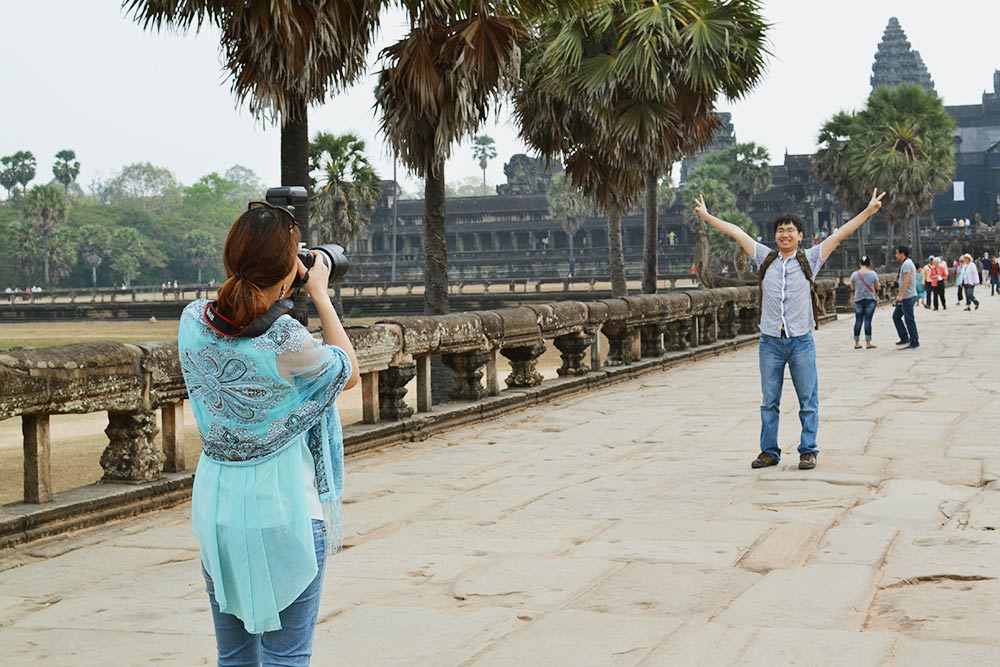 Все хотят сфотографироваться на фоне Ангкор-Вата, поэтому на мосту всегда много туристов