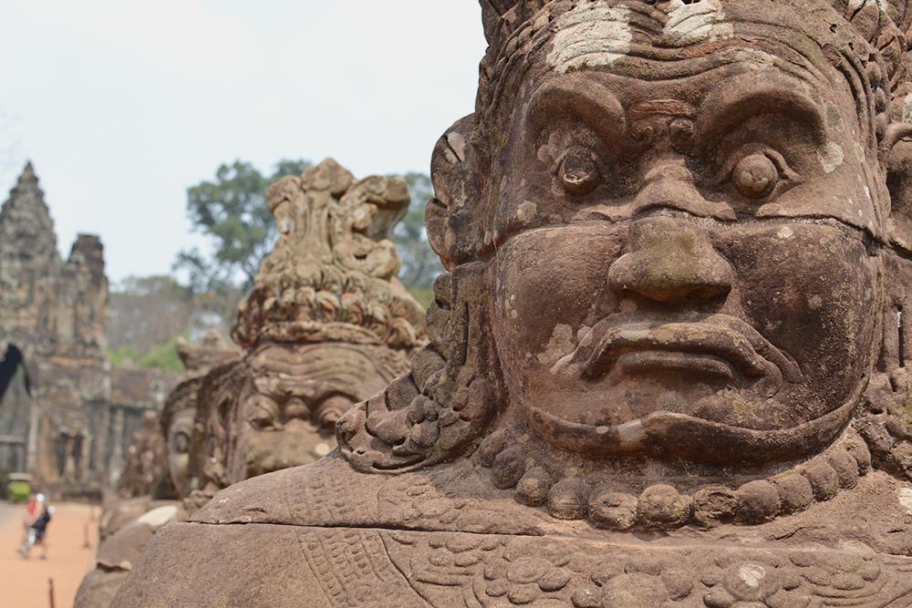 Вдоль дороги, ведущей к южным воротам Ангкор⁠-⁠Тхома, выстроились каменные стражники