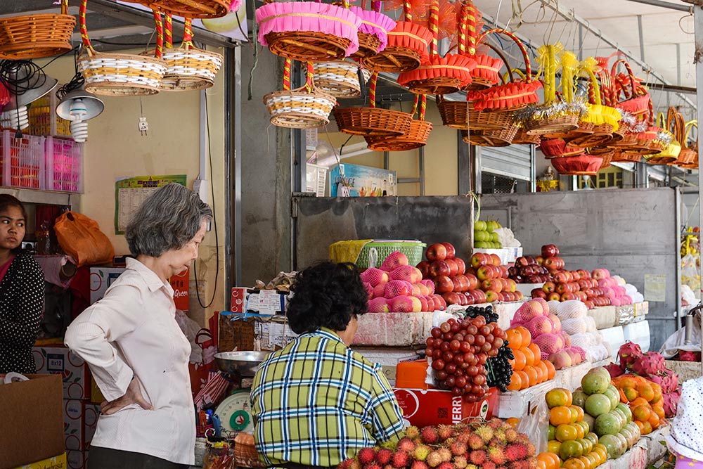 Фруктовые ряды на рынке в Пномпене — это разнообразие цвета, запаха и вкуса