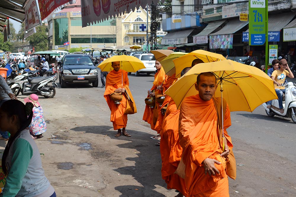 К монахам в Камбодже относятся с большим почтением. По утрам они обходят овощные и фруктовые лавки, продавцы дают им еду бесплатно и просят благословения