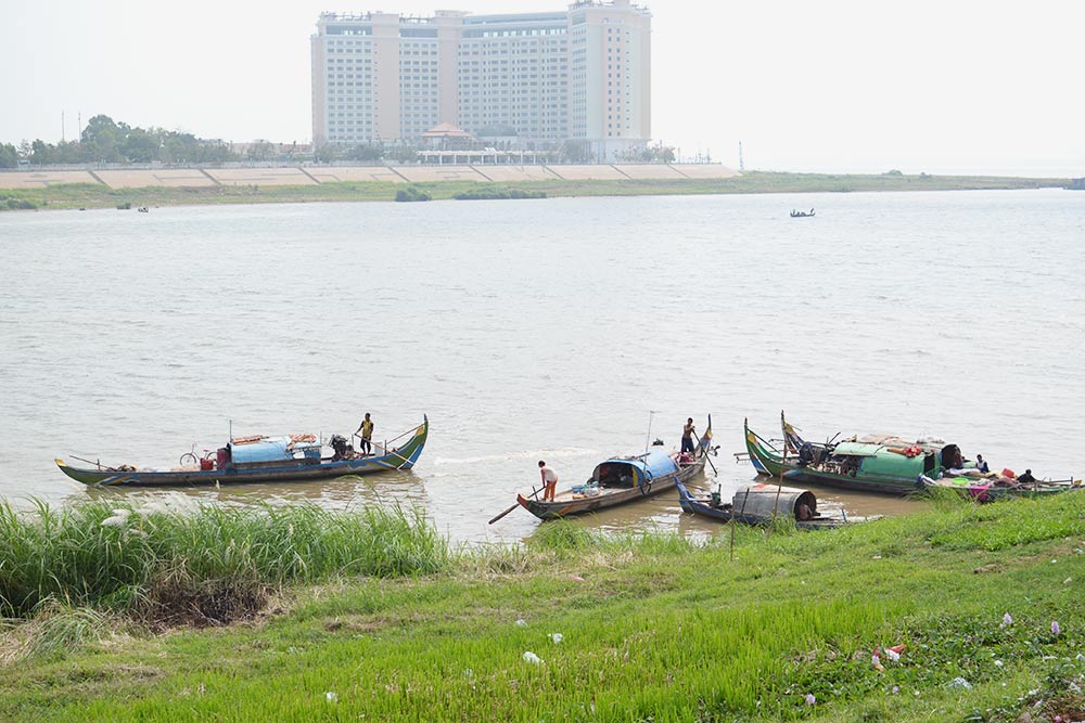 Рыбаки на реке Меконг в центре Пномпеня. Рацион камбоджийцев в основном состоит из рыбы и риса