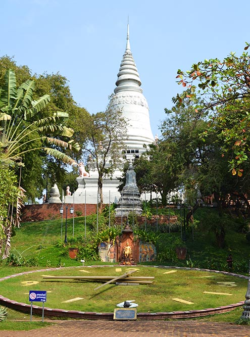 Храм Ват-Пном — самое высокое религиозное здание в городе. По легенде, именно вокруг него вырос Пномпень