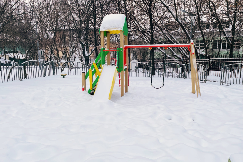 Детская площадка во дворе жилого дома в Хохловском переулке — зимой службы забывают тут чистить снег
