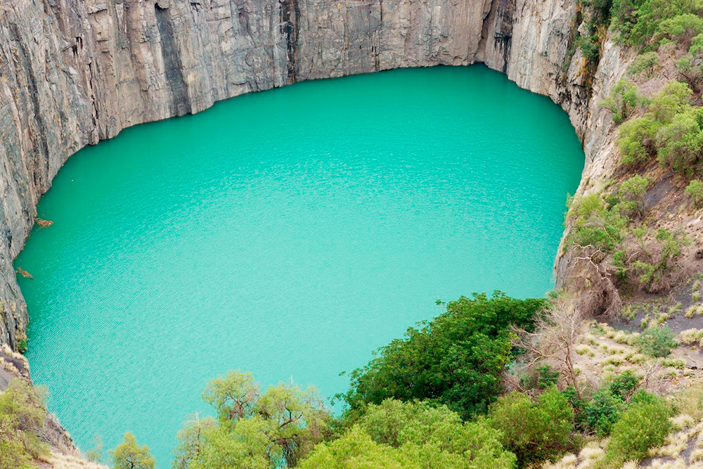«Большая дыра» — карьер глубиной в 240 метров, который выкопали лопатами и кирками, добывая алмазы