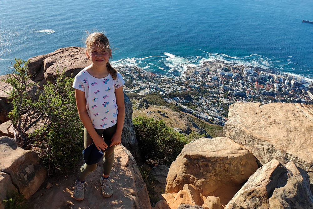Это моя дочь Лиза на вершине Львиной горы, которая нависает над Кейптауном. Отсюда открываются прекрасные виды на город и океан, а подняться довольно просто