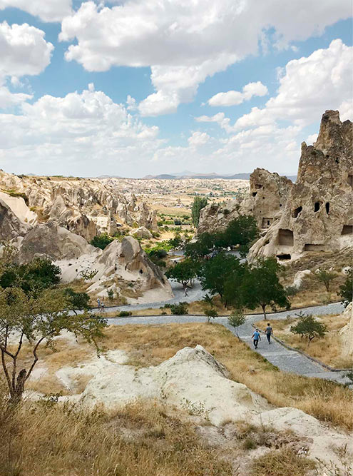 Отверстия в скалах — это кельи православных монахов, которые жили здесь со 2 века нашей эры