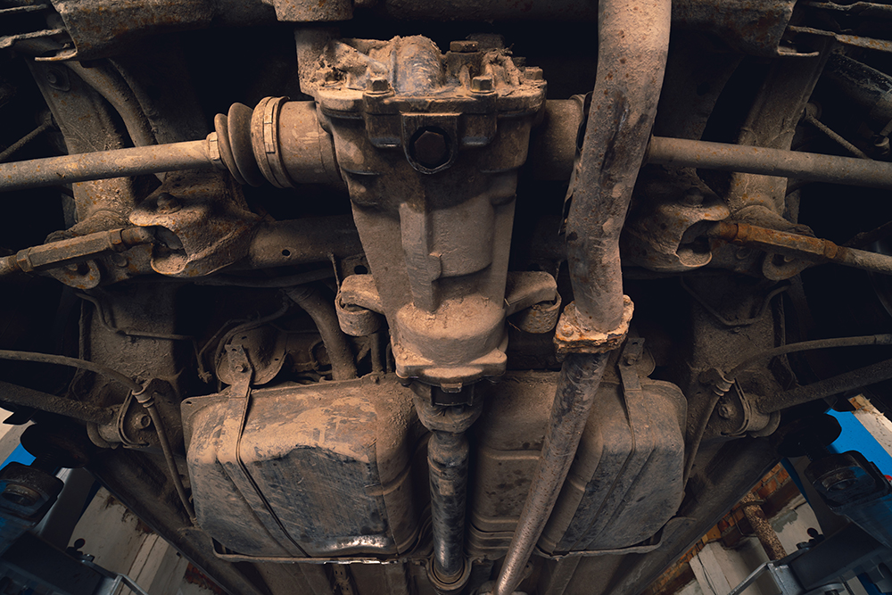 У авто с задним приводом межколесный дифференциал находится в корпусе заднего редуктора на ведущей задней оси. Фото: Sergey Nemirovsky / Shutterstock