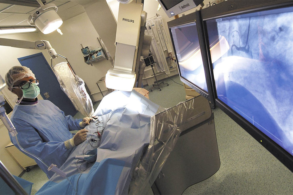На экране врач видит, как движется катетер и как выглядят сосуды, может контролировать свои действия. Источник: NHS