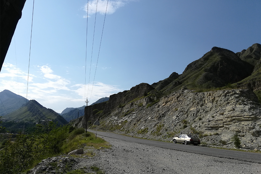 В Дагестане большая часть горных дорог асфальтированные. Водителей мало — ездить комфортно
