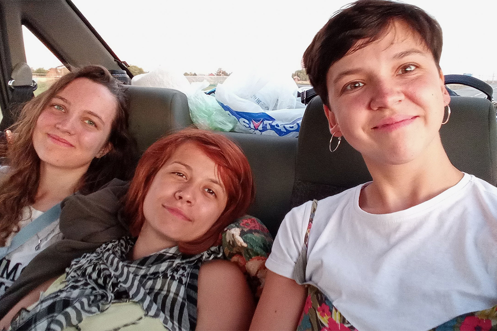 Мы 13 дней ехали втроем на заднем сиденье. Тяжелее всего было в Чечне, когда температура воздуха поднялась до +38 °C