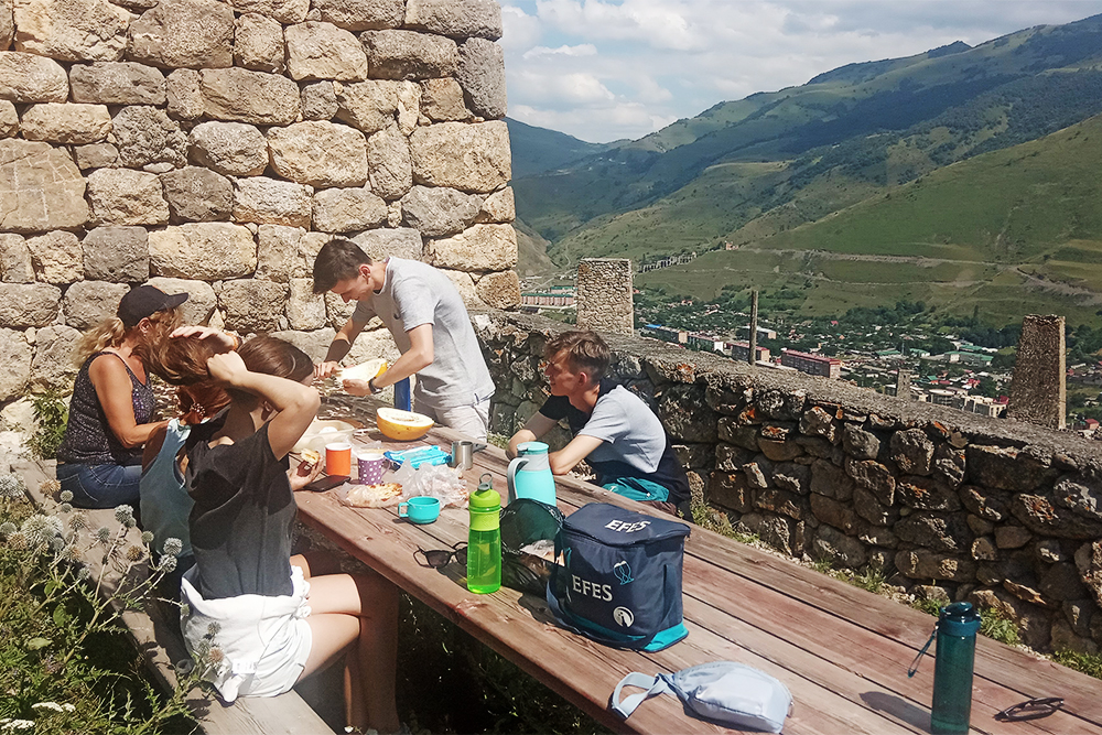 Гиды нашли место для обеда в заброшенном селении Цмити. Из⁠-⁠за красивых видов мы постоянно отвлекались от еды