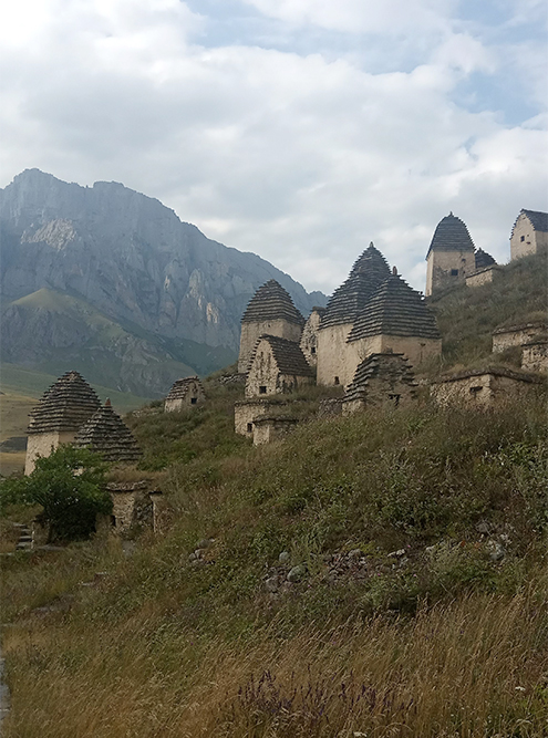 «Город мертвых» рядом с селом Даргавс — одна из самых известных достопримечательностей Северной Осетии. Вход стоит 100 ₽, студенты проходят за 30 ₽. Внутри домиков на фото находятся древние захоронения