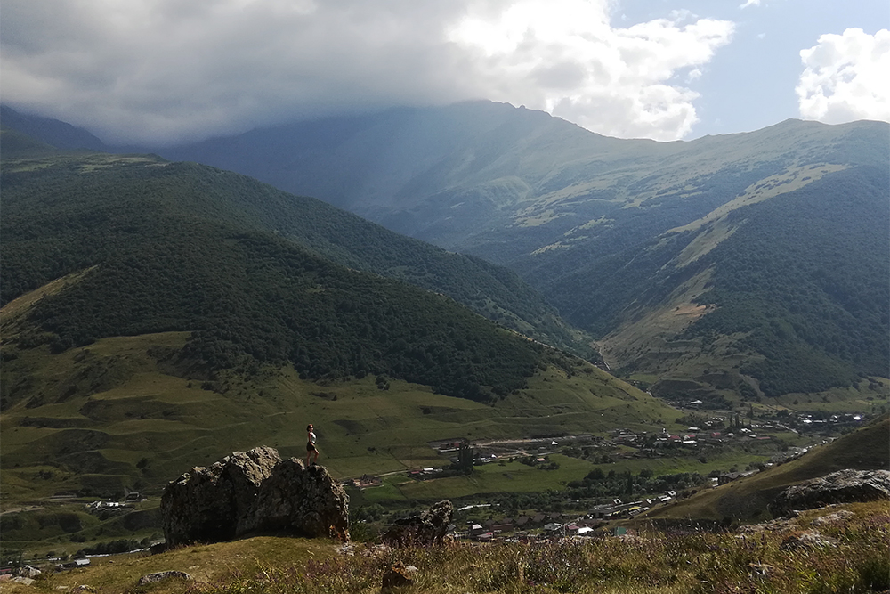 Средневековое село Цмити затеряно среди огромных гор
