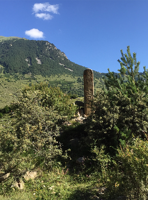 В Северной Осетии можно встретить каменные столбы — цырты, которые устанавливают в память об умерших