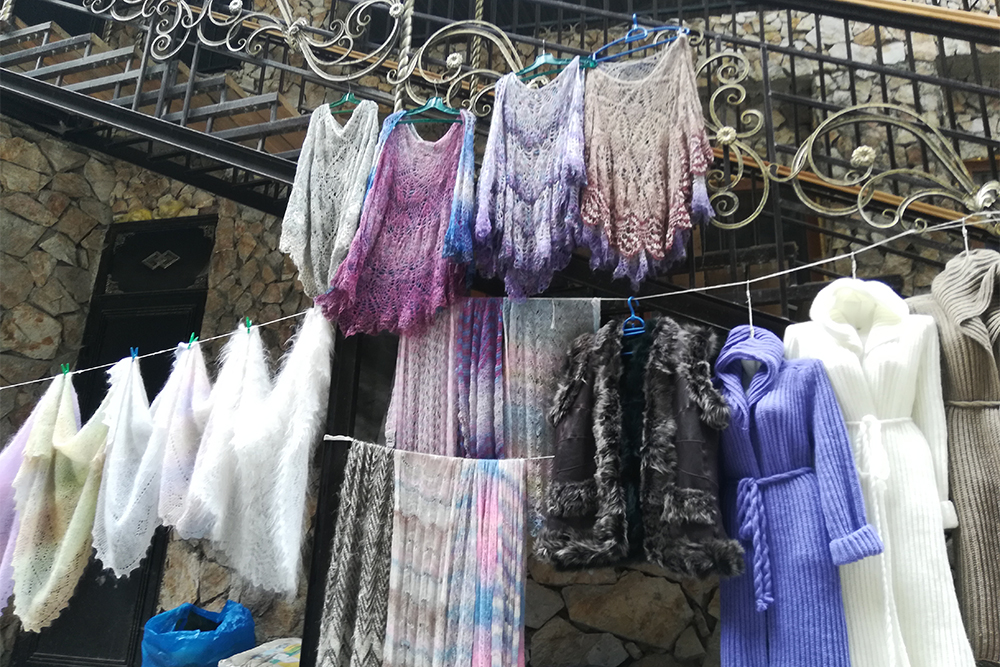 В Чегемском ущелье местные жительницы продают то, что вяжут сами