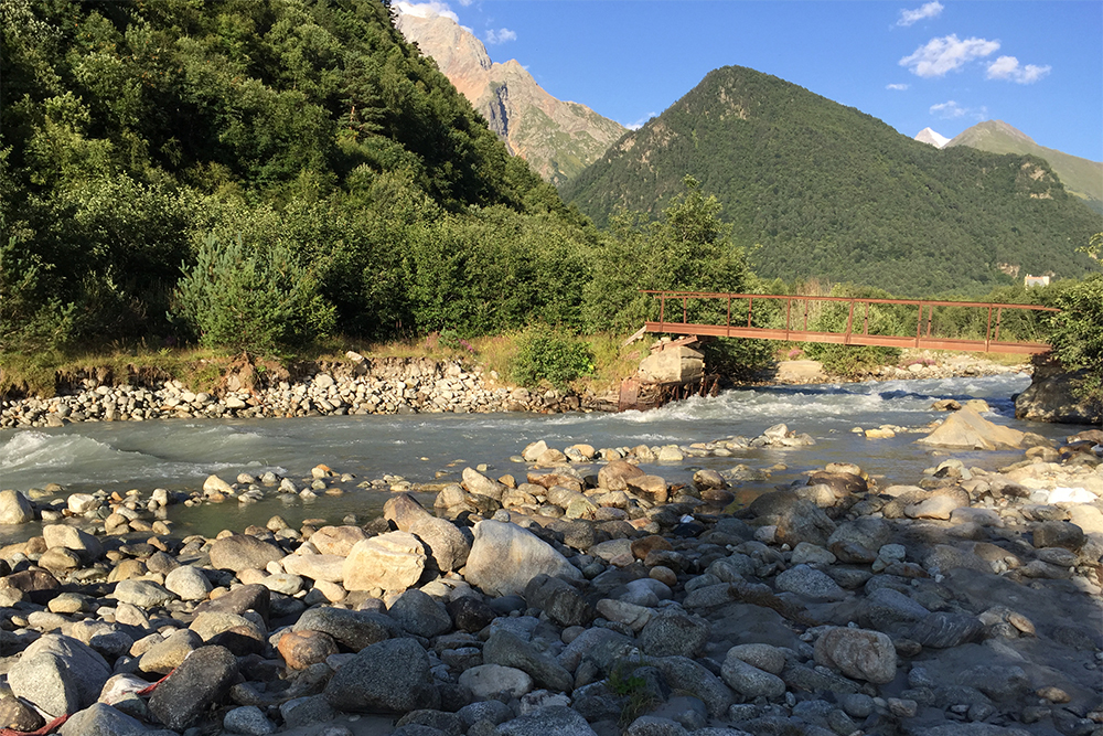 В Северной Осетии мы ночевали у реки Урух. Вода в ней имеет серый оттенок из-за растворенных горных пород