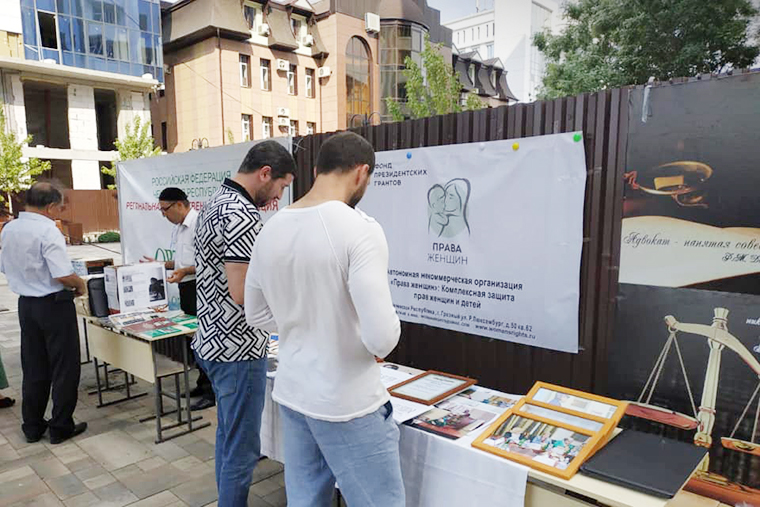 Мы представляем нашу организацию на ярмарке социальных проектов в центре Грозного через фотографии, буклеты, брошюры и журналы о нашей работе