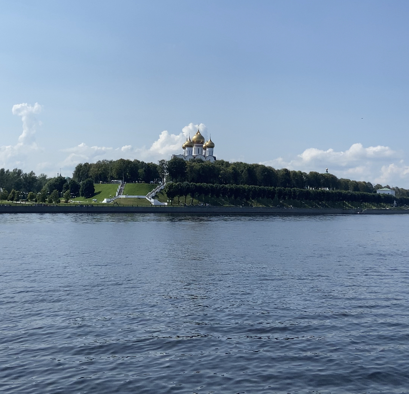 Вид на парк Стрелка и Успенский собор с Волги