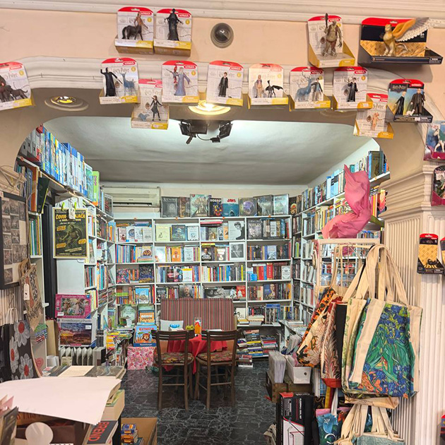 Зашла в этот книжный магазинчик
