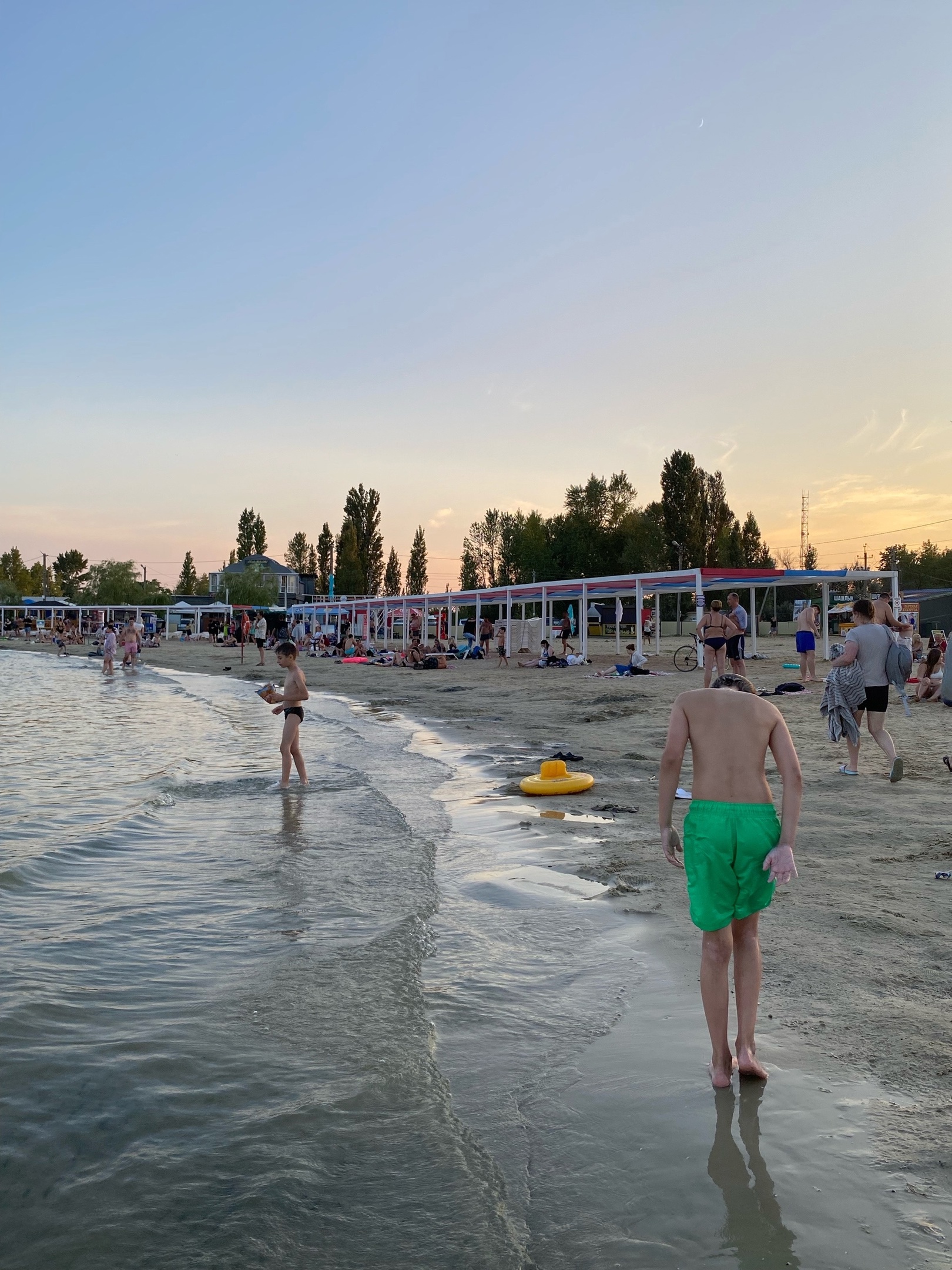 в Ростове несколько дней подряд блэкаут, уехали отдыхать на озеро в соседний Батайск