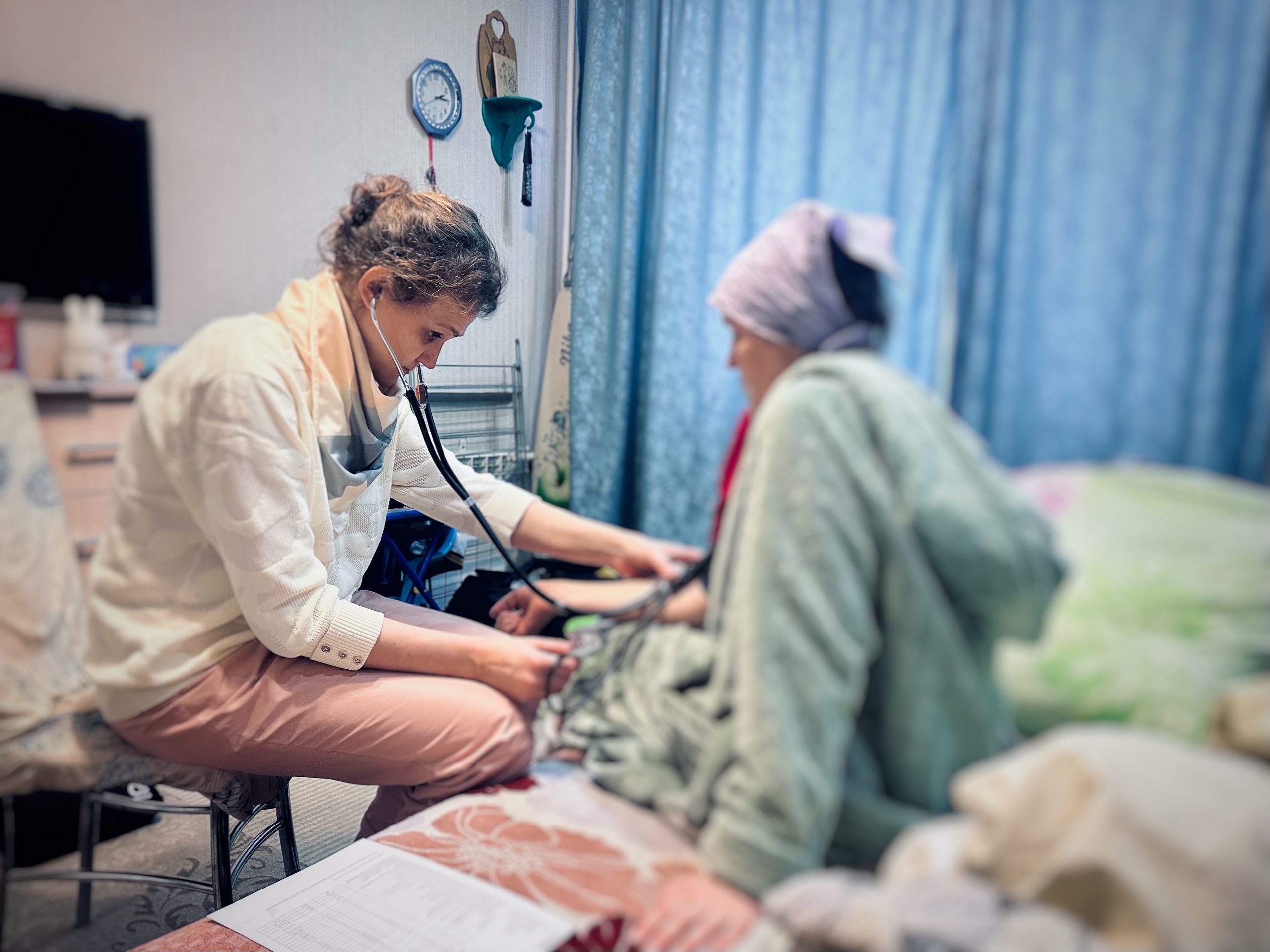 Просто соблазниться и додумать: желания, мечты и жизнь человека. Только — практически невозможно угадать. На фотографии будничный сюжет: рассказ о жизни, человек и наш врач