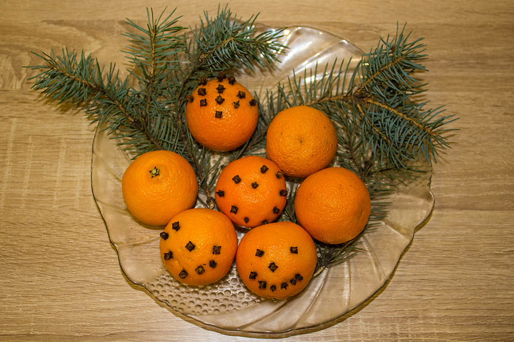 Декорированные мандарины лучше дополнить обычными, потому что некоторые гости могут не захотеть вынимать гвоздику и чистить фрукты дольше обычного