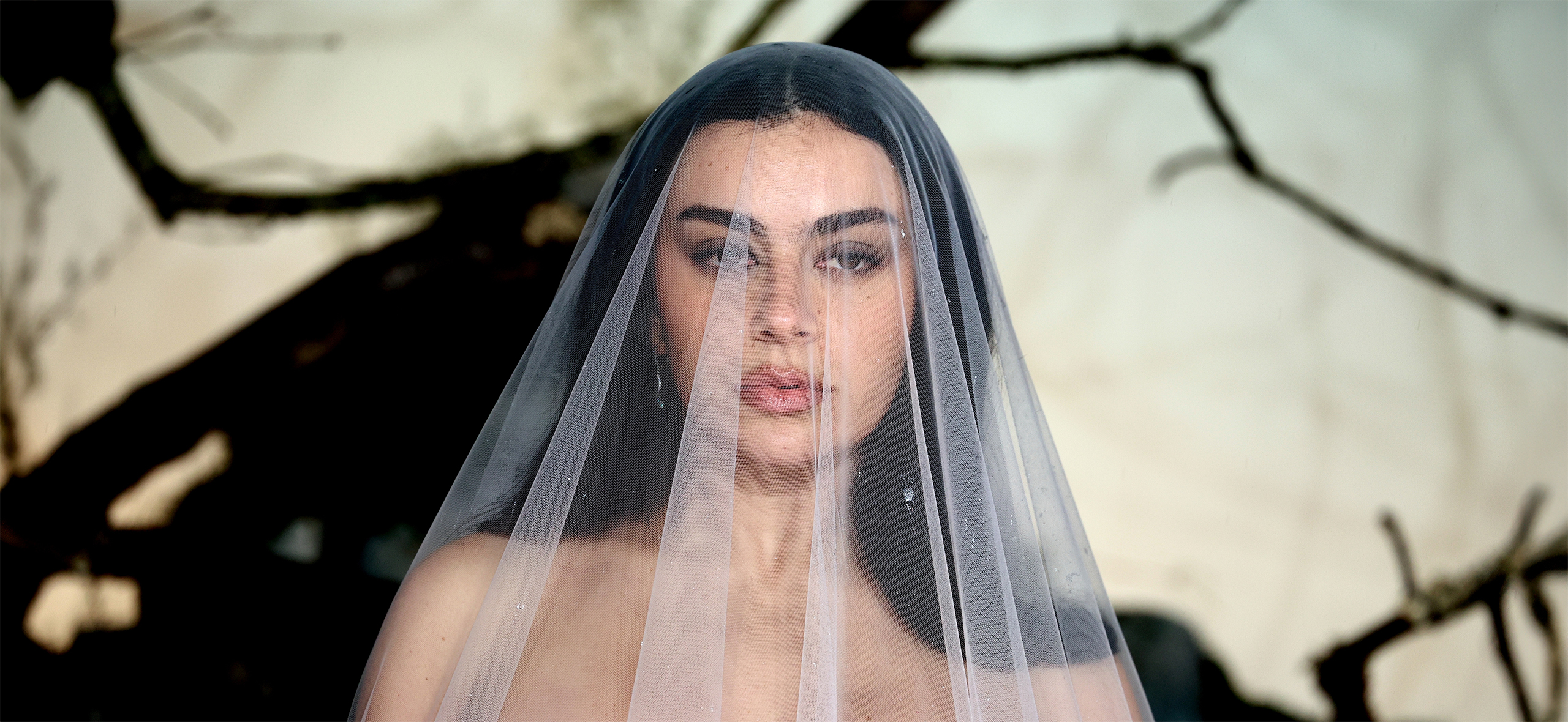 Charli XCX: объяс­няем феномен певицы, которая покорила поп⁠-⁠сцену, интернет и кино