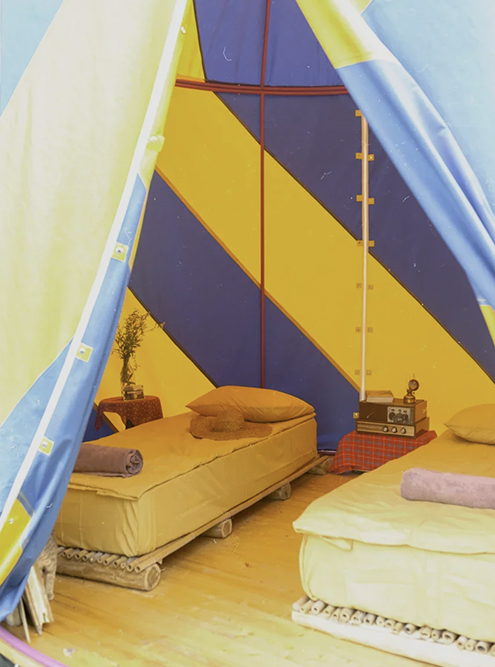 Внутри шатер выглядит вот так: две кровати с матрасами и прикроватные столики