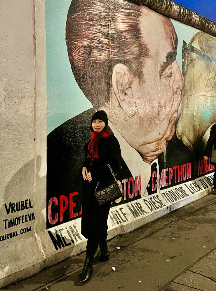Знаменитое граффити Дмитрия Врубеля называется «Господи! Помоги мне выжить среди этой смертной любви»