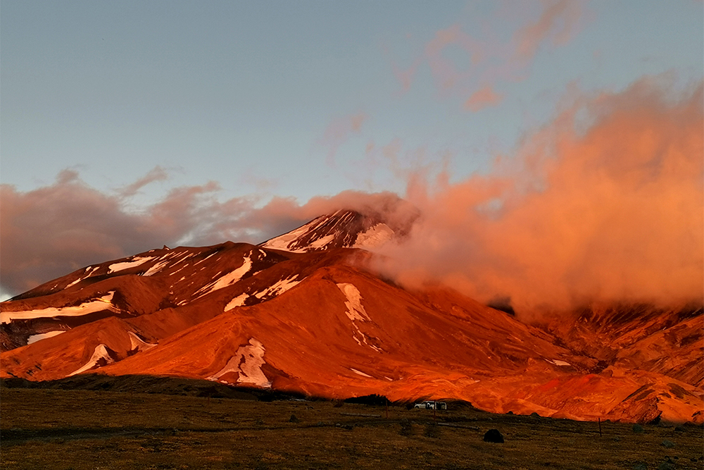 Вулкан Авачинский в лучах закатного солнца. Увидели его таким накануне восхождения