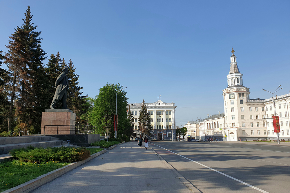 Справа от памятника Ленину находится здание городской администрации, через дорогу — аграрный университет