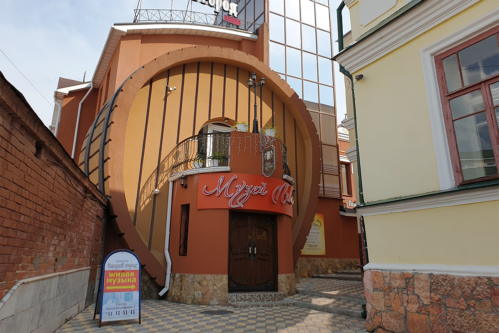 Чтобы попасть в Музей пива, надо свернуть с бульвара Купца Ефремова в один из дворов. По соседству с музеем — бар с чувашским пивом и два ресторана национальной кухни