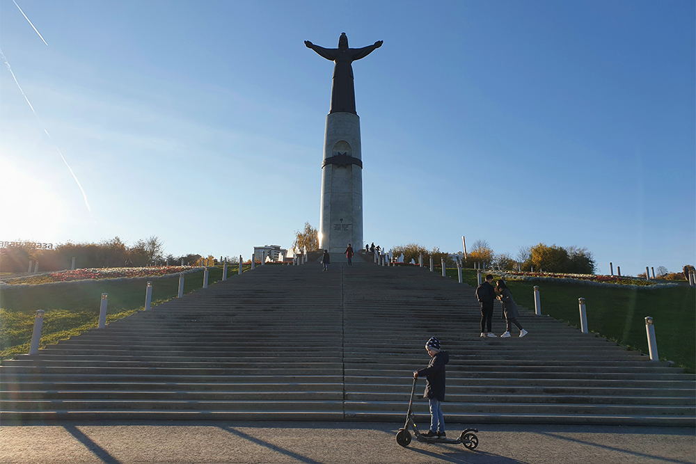 Монумент Матери-Покровительнице отделен от Красной площади заливом. Дойти можно по пешеходному мосту