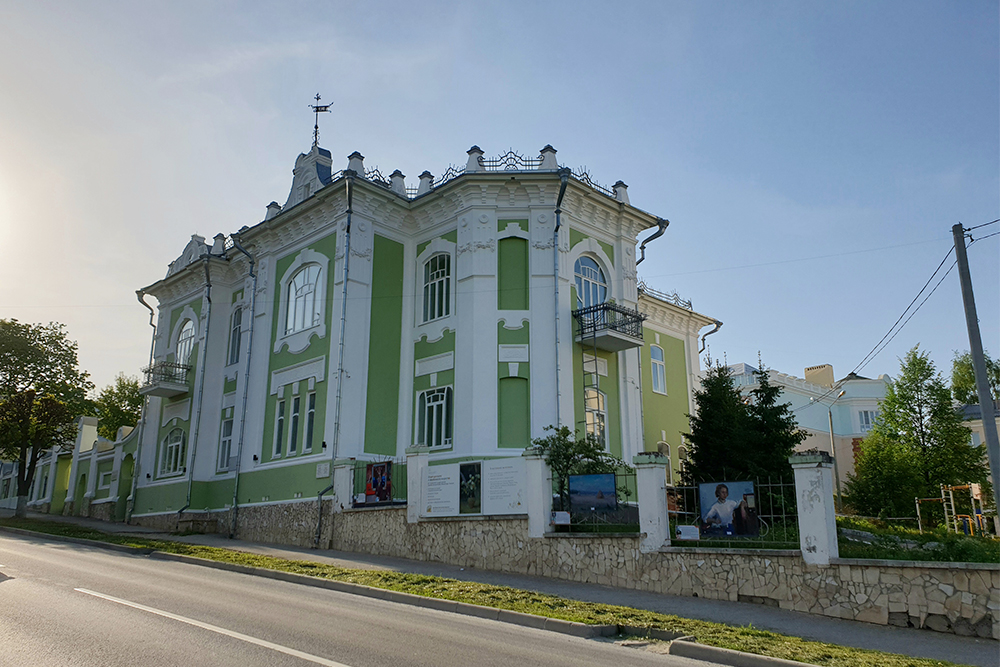 В здании Галереи на Волге располагался дом еще одного сына знаменитого в Чебоксарах купца Ефремова