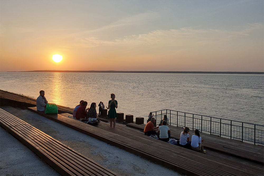 На Московской набережной каждый вечер собираются люди, чтобы пообщаться и посмотреть на закат