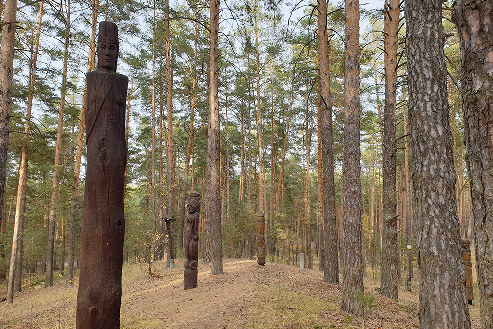Деревянные скульптуры в этнопарке «Сувар» — отсылки к языческому прошлому чувашского народа