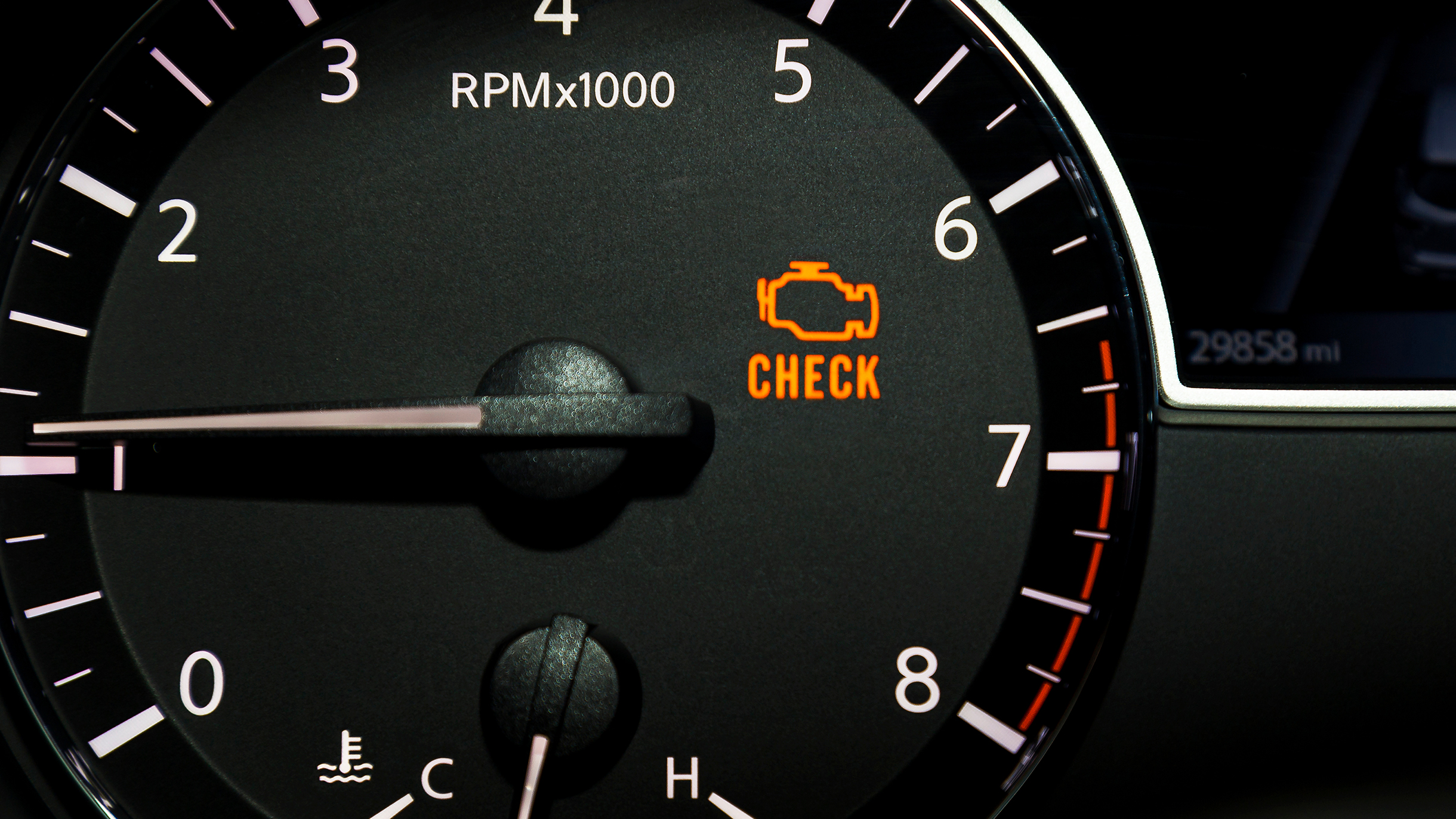 Почему может загораться ошибка Check Engine в автомобиле?