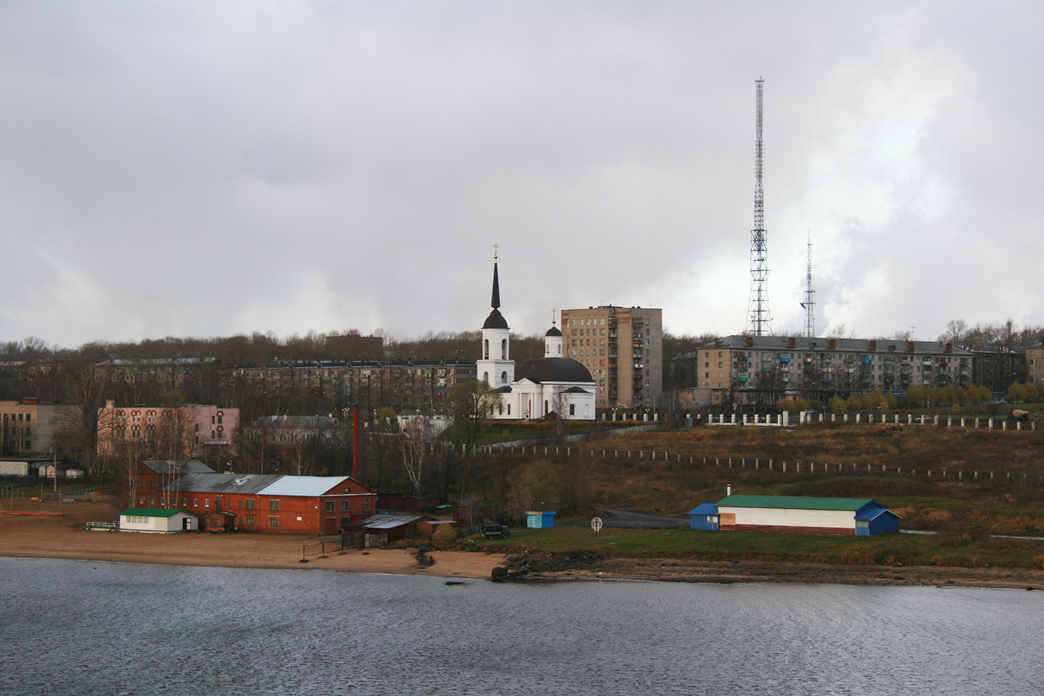 Вид на центр и церковь у Октябрьского моста