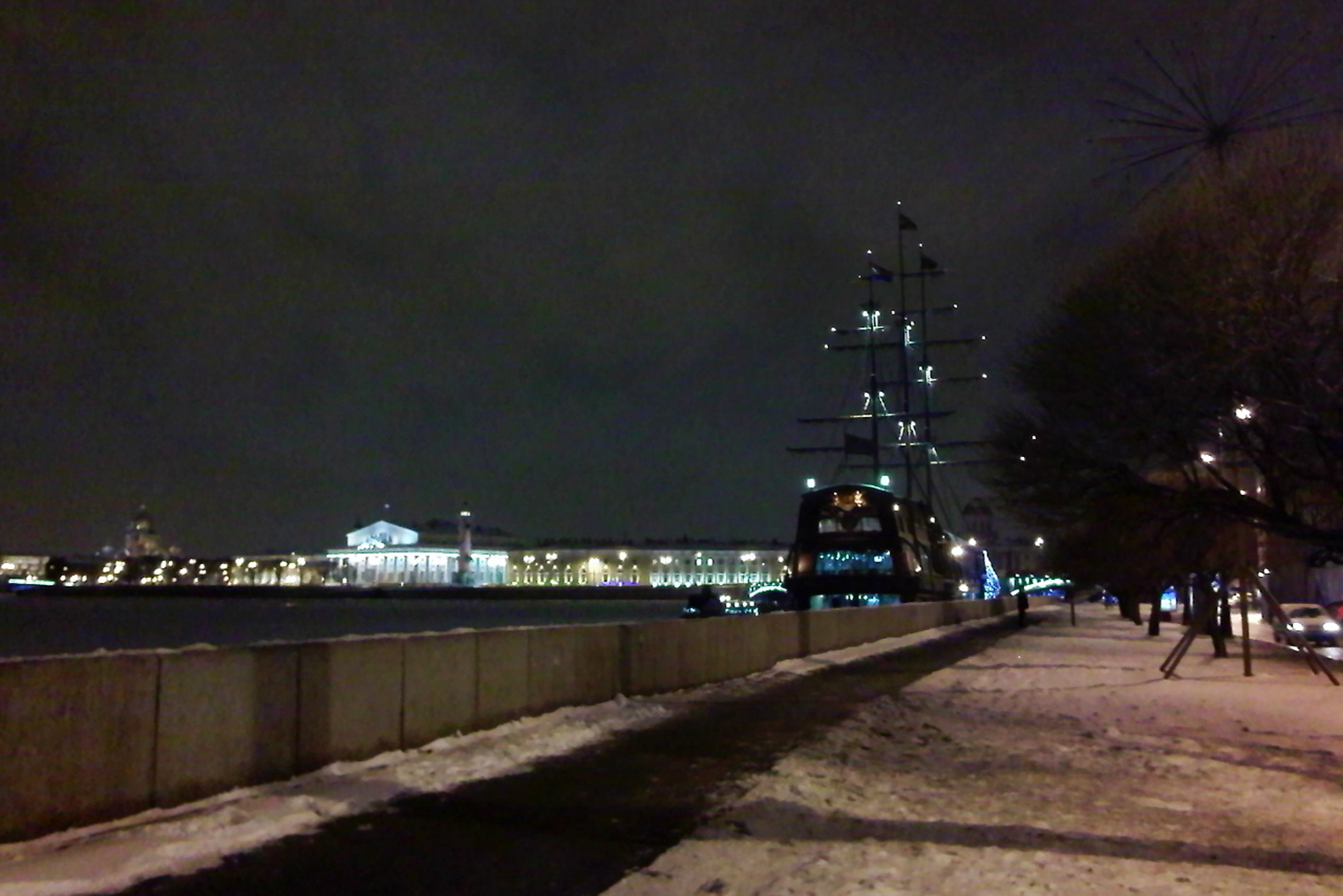 Фото времен жизни в коммуналке на Петроградке. По вечерам я ходила гулять к Петропавловской крепости и по набережным