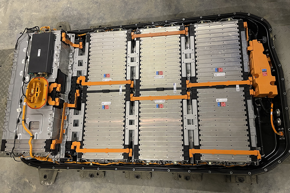 Аккумуляторная батарея состоит из 288 ячеек и весит 435 кг. Блок BMS — это черная коробочка в левом верхнем углу