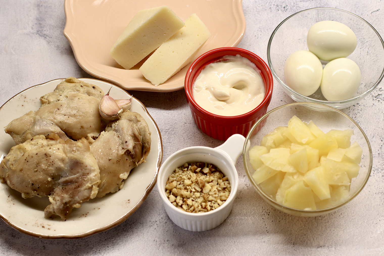 Салат с копченой курицей, ананасами и кукурузой