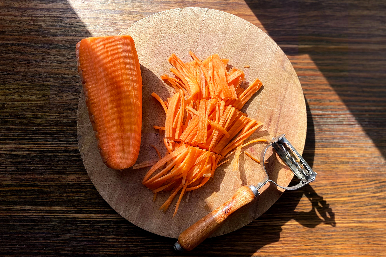 Если нет овощерезки, морковь можно натереть на крупной терке