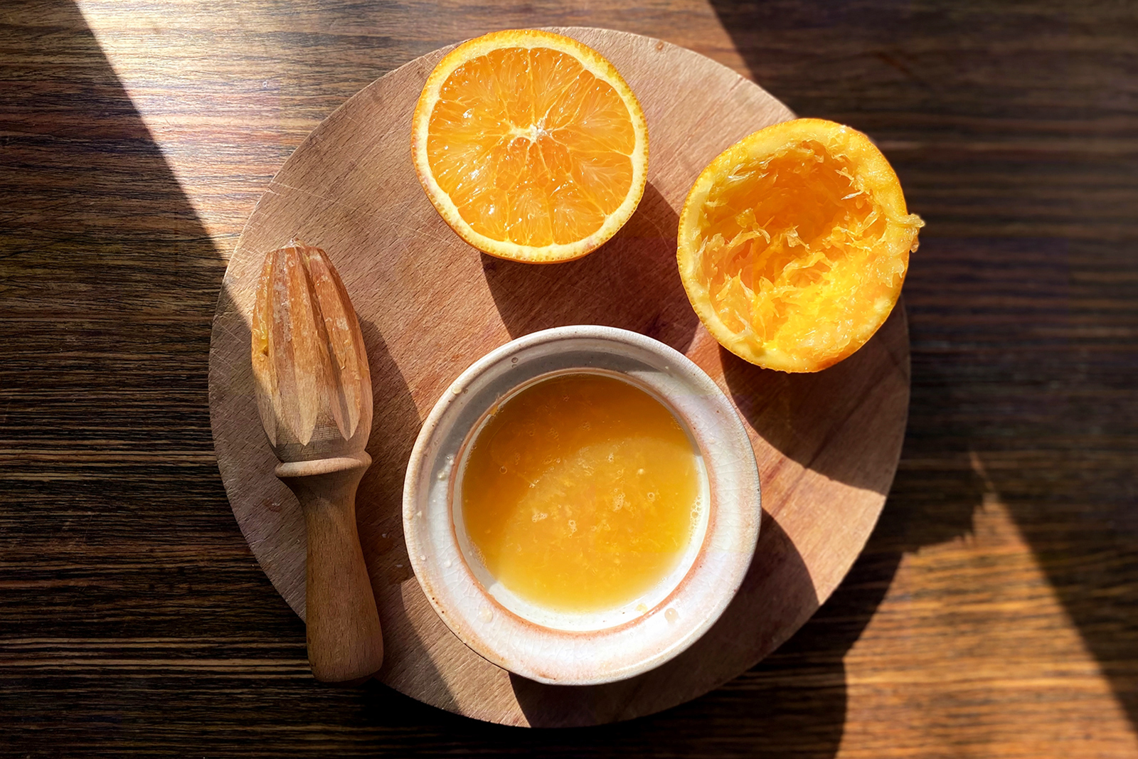 Апельсин лучше выбирать с ярким кисло-сладким вкусом. Оставшуюся половину апельсина можно использовать для украшения