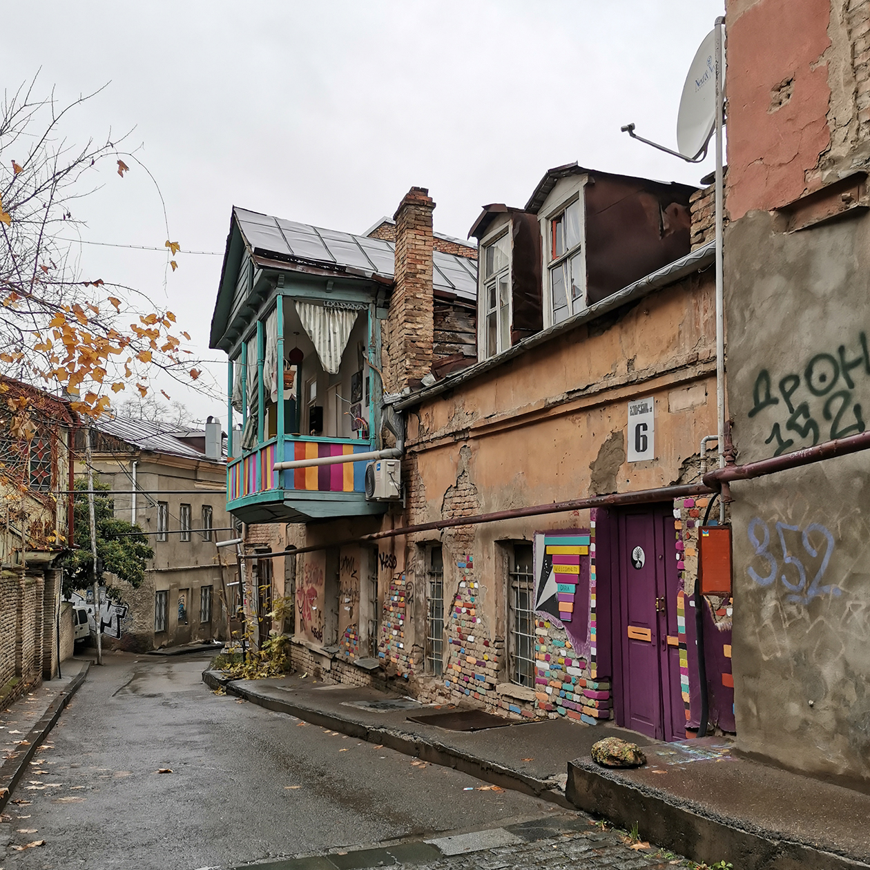 Гулять туристом по центру Тбилиси чудесно. Хочется сфотографировать каждый цветной балкончик или эркер. Правда, жилой фонд в таких домах ветхий, коммуникации старые, часто случаются аварийные отключения воды и электричества