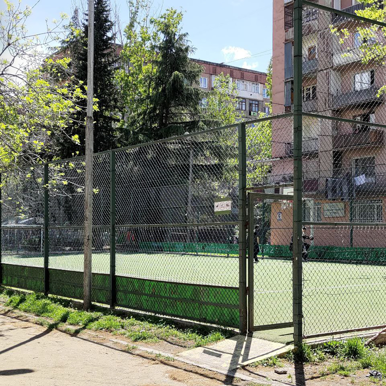 Еще в Тбилиси много футбольных полей, где можно свободно поиграть