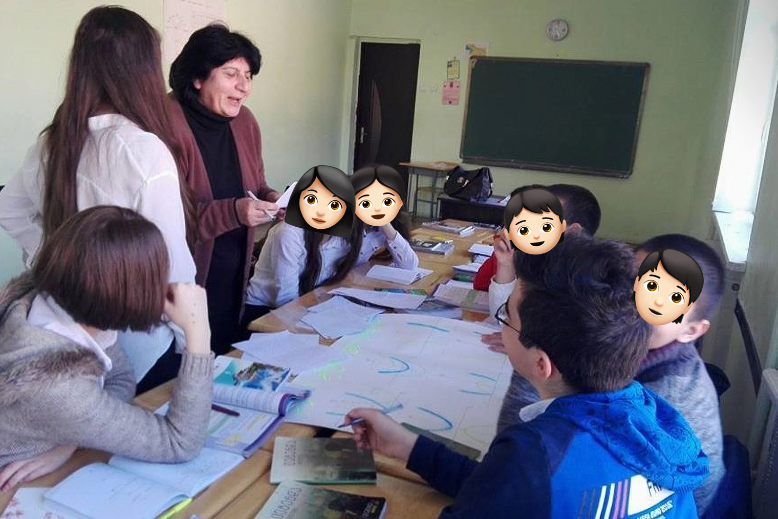 В грузинских школах учителей не принято называть по отчеству. Обычно к имени добавляют «мас» — сокращение от «масцавлебели», что означает «учитель». Источник: 136skola.ge