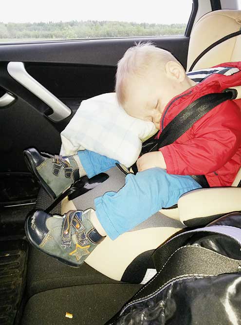 В первом кресле ребенок часто засыпал в машине. Приходилось его будить и сажать или останавливаться и ждать, когда хоть чуть⁠-⁠чуть поспит. Это было неудобно и сильно увеличивало время в пути